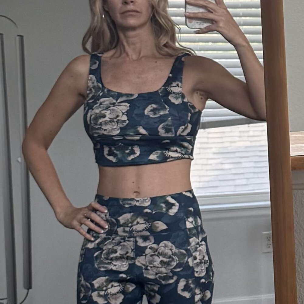 Alo Yoga Set - Floral sports bra and leggings, size Medium
